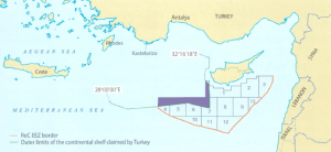 מפה 1: השטח החופף בין המדף היבשתי שתורכיה תובעת לעצמה לבלוקים הקפריסאים בדרום מערב האי. מקור: Prio Cyprus Centre‏ (‏2013)