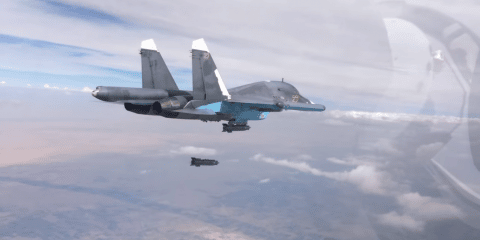 מטוס סוחוי Su-34 מפציץ עמדות המדינה האסלאמית במחוז א-רקה