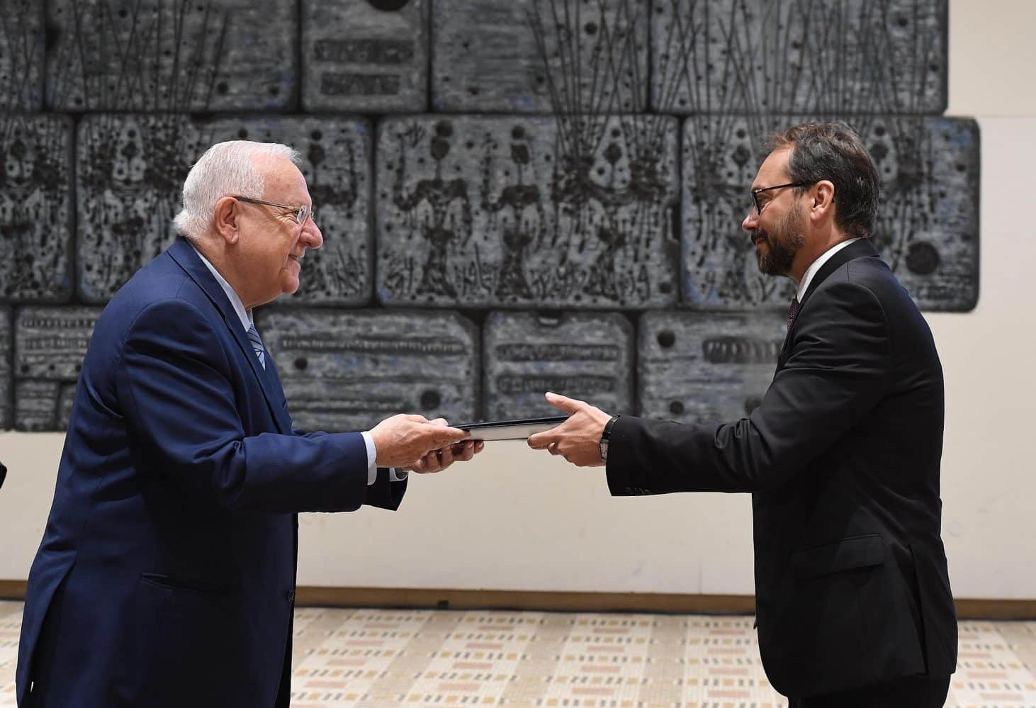 reuven_rivlin_receives_the_credential_of_the_new_ambassador_from_the_european_union_october_2017_3536
