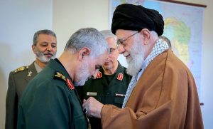 qasem_soleimani_received_zolfaghar_order_from_ali_khamenei_1