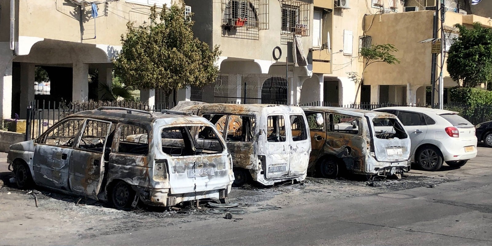 Cars burned during clashes between Israeli Arabs and Jewish residents in the city of Lod