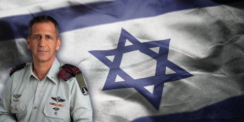 רמטכ״ל -אביב כוכבי, מאחוריו דגל ישראל