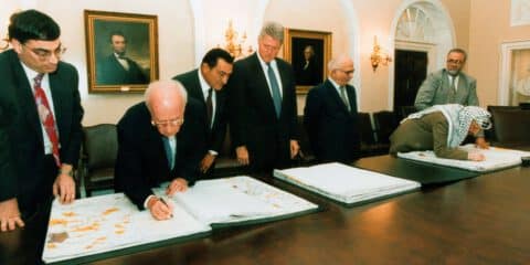 Israeli and Palestinian leaders sign the maps that were part of the Oslo 2 agreement on 28 September, 1995.