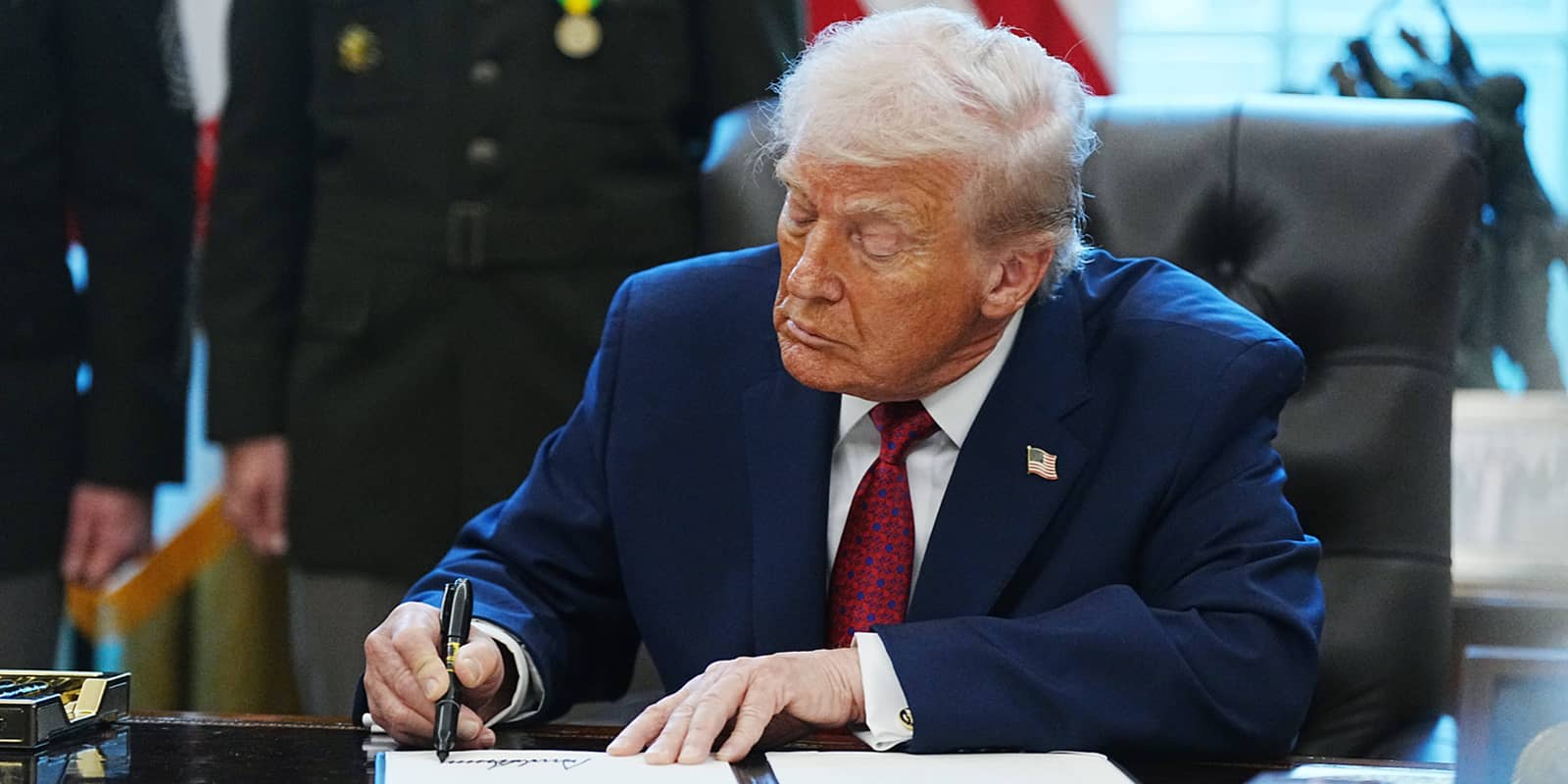 United States President Donald J Trump signs an executive order designating fentanyl as a weapon of mass destruction in the Oval Office of the White House in Washington, DC, USA, on Monday, December 15, 2025. He also announce the success of his border policies before a Mexican Border Defense Medal Presentation Copyright: xBonniexCashx xPoolxviaxCNPx MediaPunchx