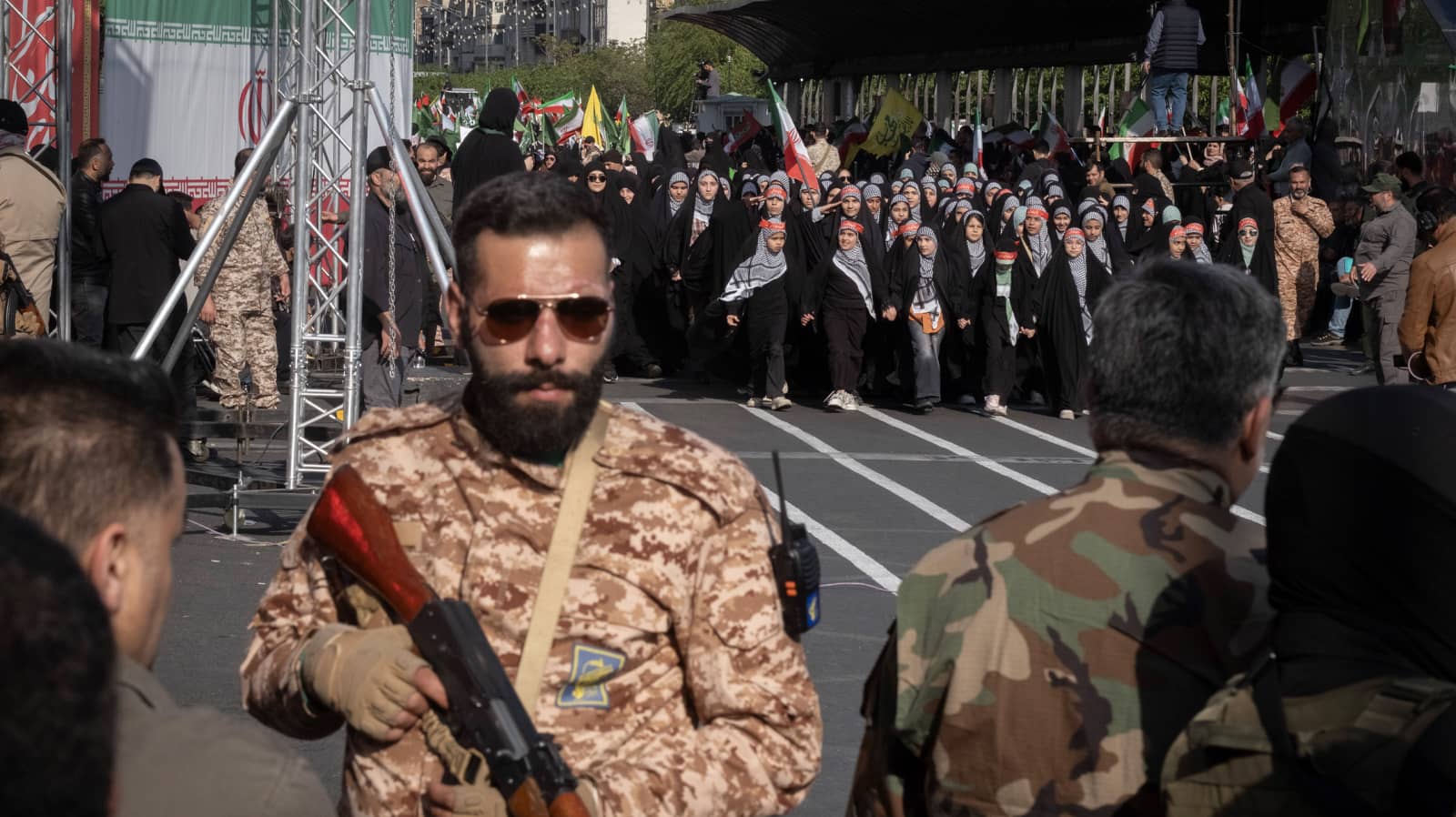 Military Parade Of Iran™s Self‘Sacrificing Daughters An Islamic Revolutionary Guard Corps (IRGC) armed personnel holds an AK-45 rifle while a group of schoolgirls march in a military parade of Iran s self-sacrificing daughters in downtown Tehran, Iran, on April 17, 2026, during a ceasefire between Iran and the United States-Israeli coalition. Tehran Iran Copyright: xMortezaxNikoubazlx originalFilename: nikoubazl-military260417_npKDv