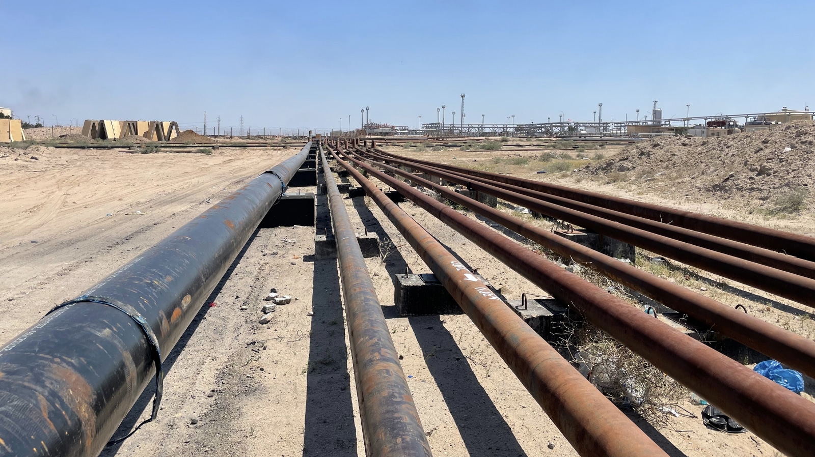 Pipeline,In,Desert,Of,Iraq